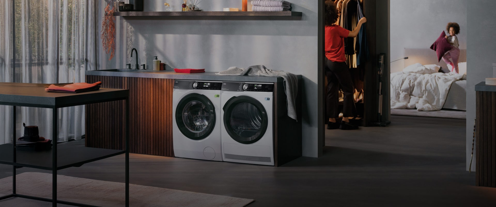 Torktumlare står bredvid en tvättmaskin i tvättstuga